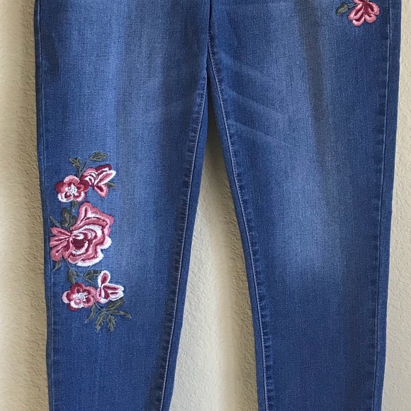 NWT KENSIE Skinny Ankle Jeans w/ Embroidery - Picture 5 of 5